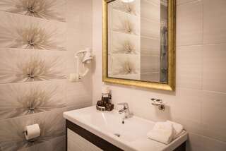 Отель De Volan Boutique Hotel Одесса Улучшенный двухместный номер с 1 кроватью или 2 отдельными кроватями-10